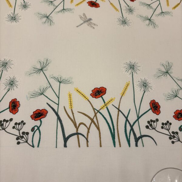 Une prairie sauvage brodée de coquelicots, fleurs de pissenlits et herbes folles