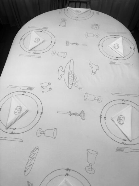 Nappe blanche brodée et élégante