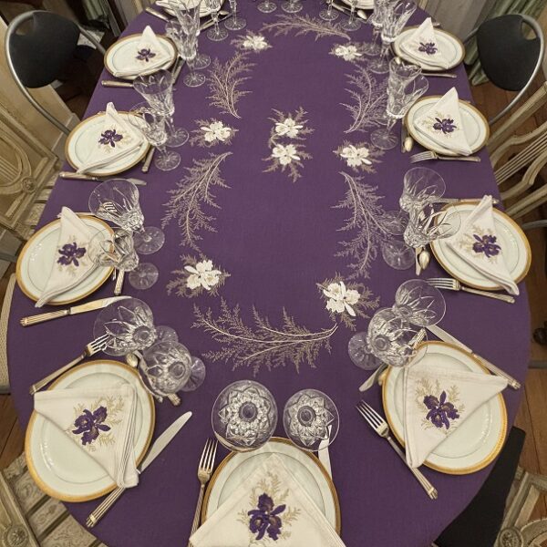 Nappe de  fête parme brodée d'orchidées blanches et serviettes assorties blanche brodée d'orchidées parmes