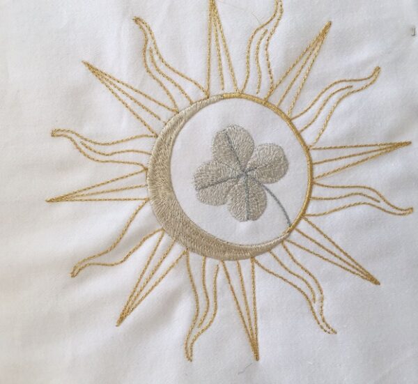 Chaque pièce est une célébration du détail : des soleils rayonnants aux lunes protectrices. chaque motif est patiemment tracé au fil pour créer un décors à la fois mystique et élégant.
