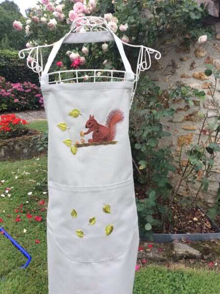Tablier femme brodé d’un petit écureuil