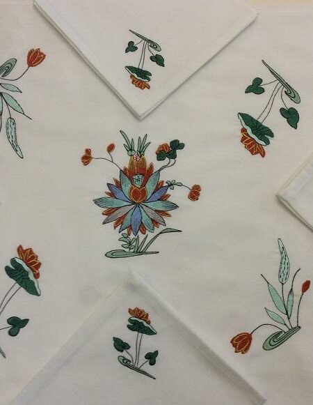 Nappe brodée de la rosace fleurie de l’assiette
