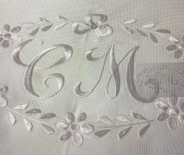 Dans toute sa discrétion le monogramme brodé soit en fil d'or, en blanc ou de couleurs, ce monogramme aura toute sa place sur une table très élégante