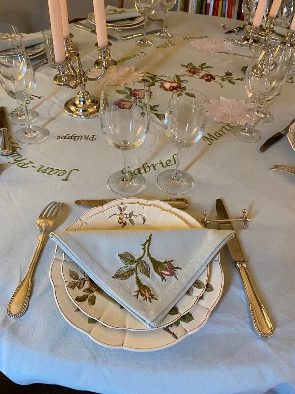 Chaque détail de la broderie a été pensé pour reproduire fidèlement le motif d'origine. Le travail minutieux du fil met en valeur les nuances et le relief des fleurs, transformant la nappe en véritable    pèce artisanale.