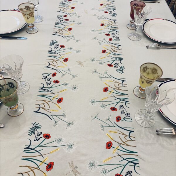 Coquelicots rouges vifs brodés autour de fleurs de pissenlits  et d'herbes sauvages.