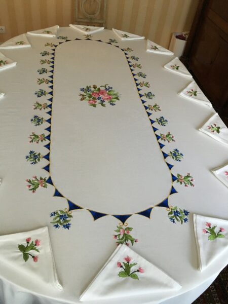 Nappe brodé du modèle de l’assiette