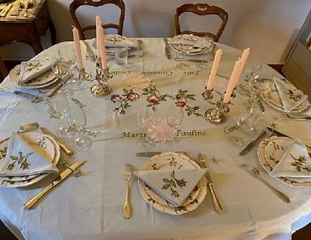 Roses anciennes brodée aux motifs de l&rsquo;assiette ancienne