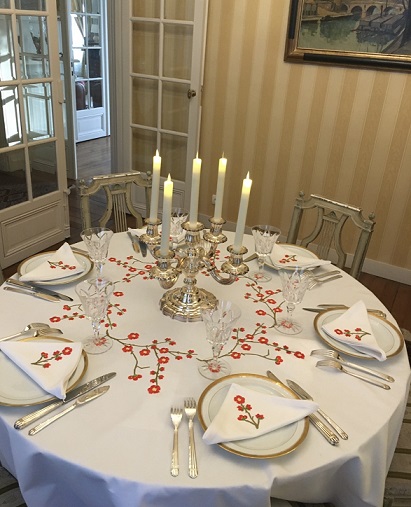 Nappe ronde brodée de petites fleurs roses