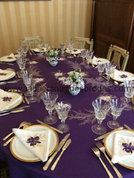 Nappe brodée d’orchidées