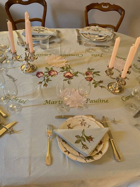 Nappe brodée de roses anciennes