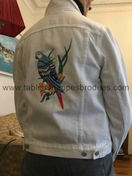 Veste blanche brodée d’un perroquet