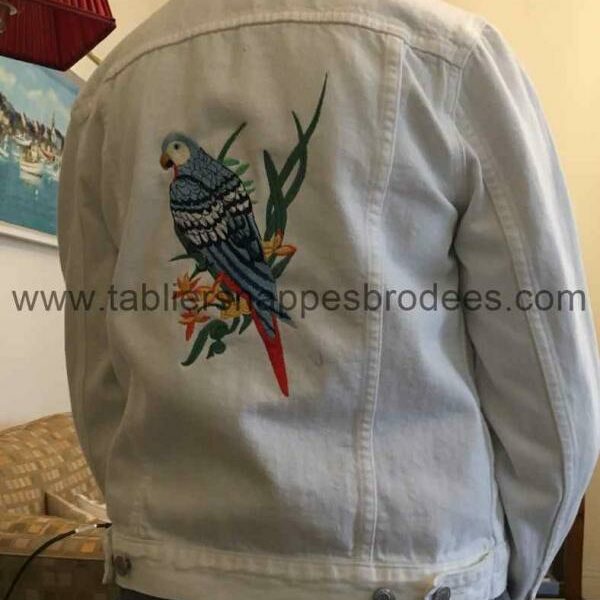 Veste blanche brodée d’un perroquet
