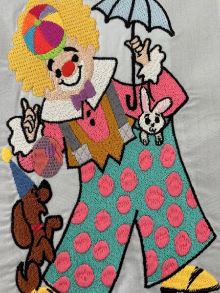 Série de trois clowns : un prestidigitateur, un musicien et un jongleur