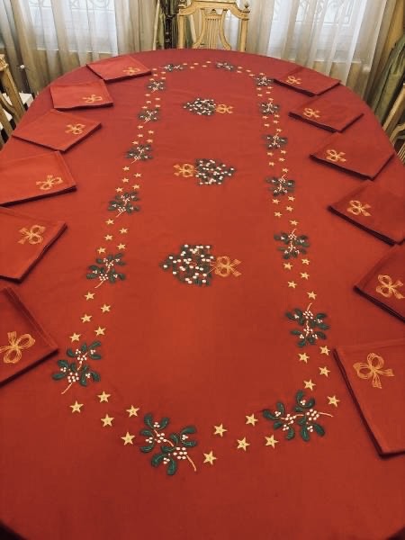 Nappe de Noël brodée de houx et de gui sur une nappe rouge