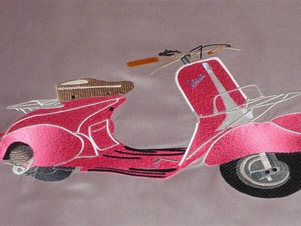 Un scooter brodé sur une couette !