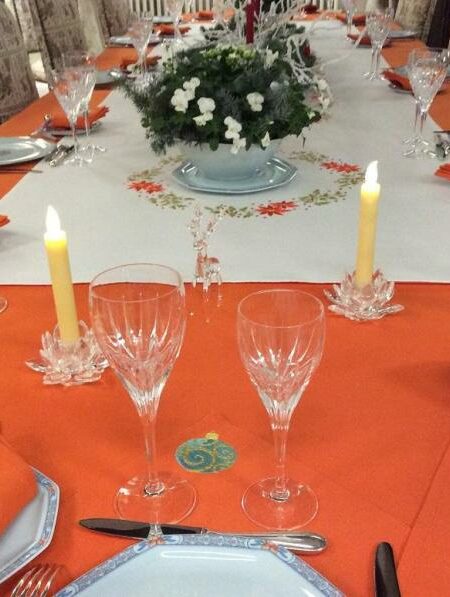 Nappe orange brodée pour Noël