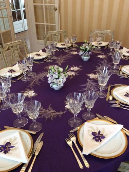 Orchidées blanches brodées sur une nappe  parme