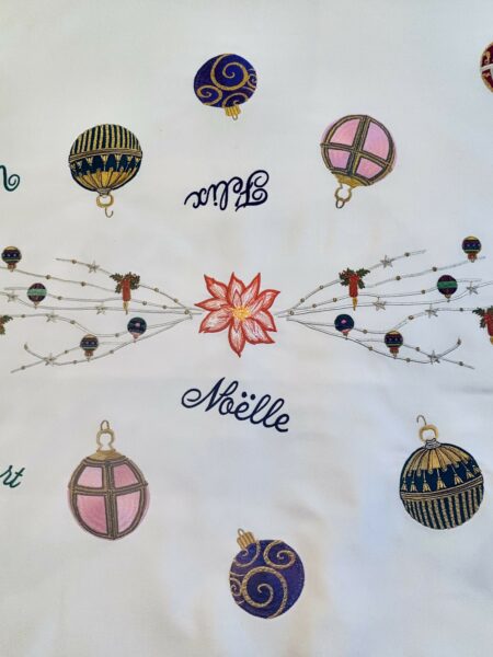 Nappe de Noël avec prénoms autour des boules