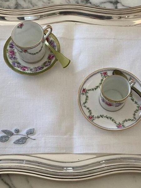 Motifs brodés pour plateau