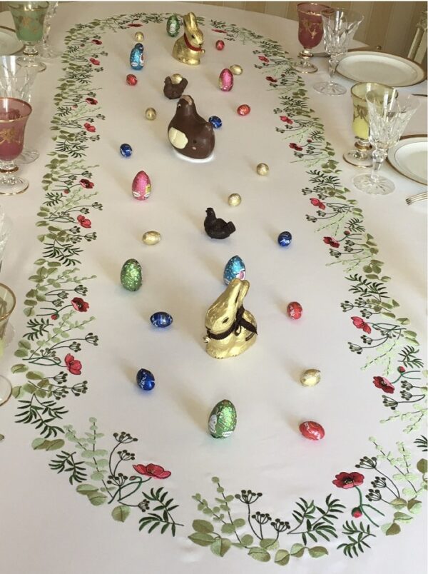 L'élégance du printemps sue cette nappe blanche brodée aux motifs champêtre de coquelicots, idéale pour sublimer vos table de fête