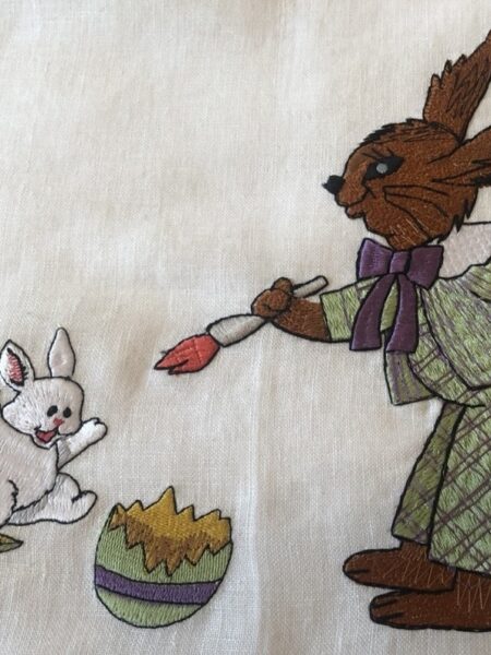 Un oeuf, un petit lapin brodé pour une nappe de Pâques.