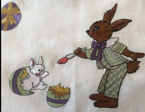 Cette broderie nous raconte une petite histoire : celle d'un maître peintre aux grandes oreilles qui, d'un coup de pinceau magique , aide un nouveau compagnon à sortir de sa coquille. Un ouvrage plein de caractère que je tenais à vous montrer de plus près.