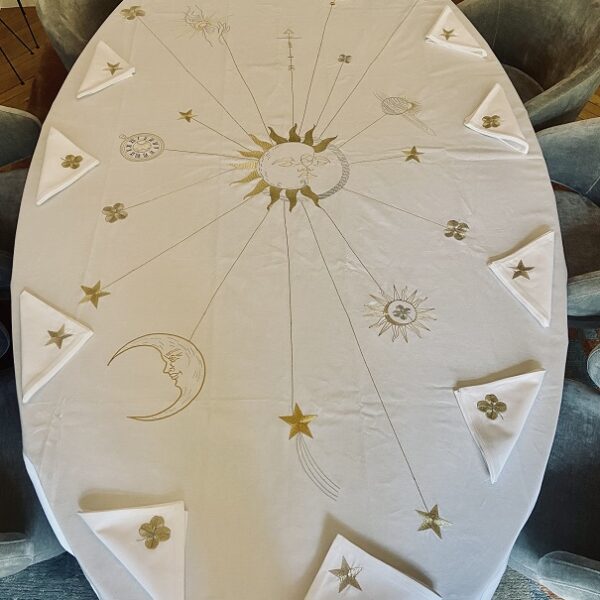 Nappe brodée astrale. Chaque point de broderie est une constellation de détails. Mes créations ne sont pas de simples linges de maison; ce sont des oeuvres d'art durables, nées d'un dialogue entre technologie de pointe et inspiration céleste. Faites entrer la magie des astres et le rafinement du détail chez vous, et offrez à votre intérieur une signature invisible mais inoubliable.