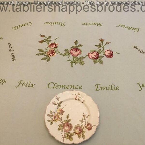 Table élégamment dressée avec nappe brodée à l'identique de la composition florale peinte sur l'assiette en porcelaine ancienne.