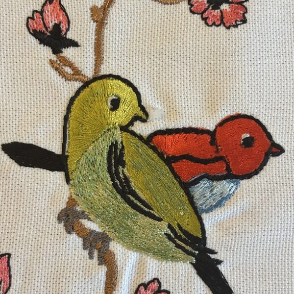 Douceur printanière : ensemble set de table et serviette brodée, motifs oiseaux et cerisiers en fleurs.