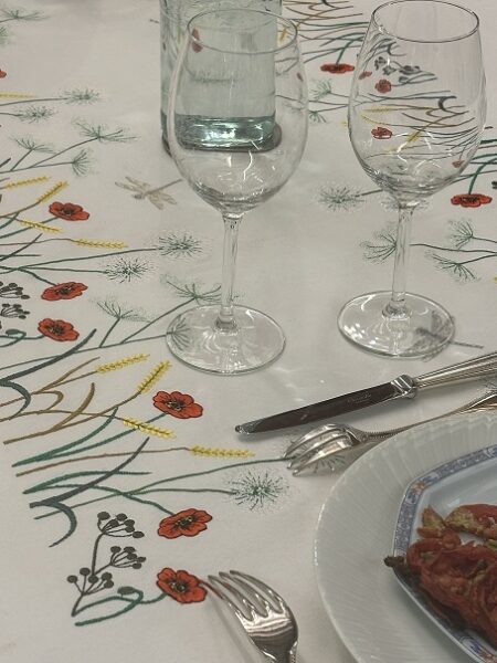 Nappe brodée de fleurs des champs et coquelicots