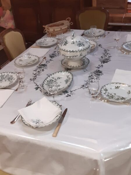 Brodée sur une nappe blanche : le service de ma grand mère.