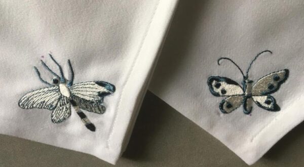 Cette nappe raconte une histoire, celle d'une grand-mère , d'une table partagée, et de souvenirs précieux. Chaque motif a été délicatement brodé pour faire revivre l'âme du passé dans le présent.