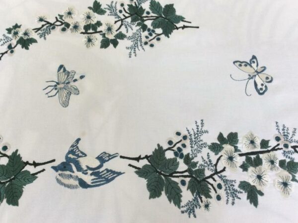 Chaque détail a été soigneusement reproduit pour rester fidèle à l'original, tout en apportant une touche d'élégance intemporelle.