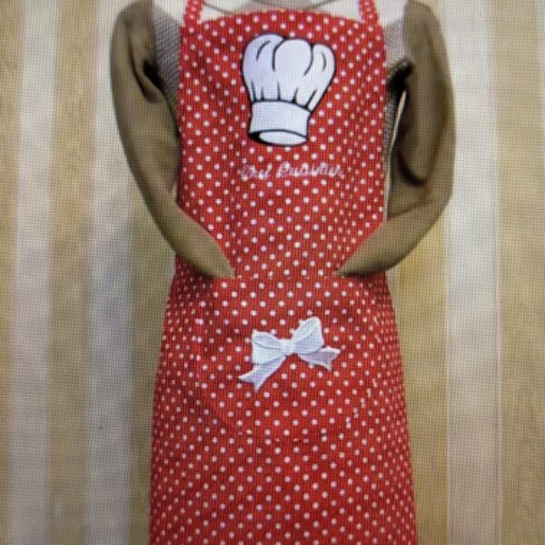 Tablier de cuisine rouge à pois brodé d'une toque blanche de chef et d'un noeud  brodé également blanc sur la poche.