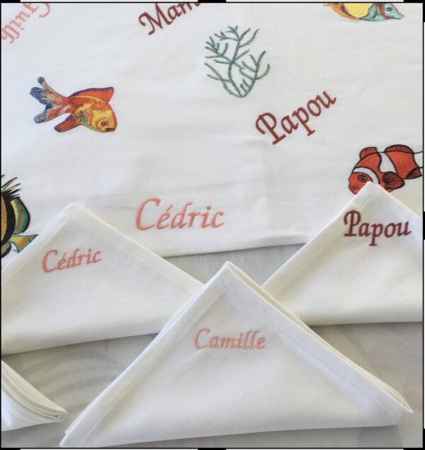 la broderie personnalisée transforme une simple serviette en un véritable élément de décoration. Cette nappe avec le temps un souvenir  précieux que chacun peut emporter et conserver après l'évènement.