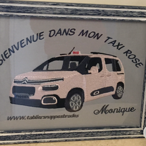 Broderie artisanale réalisée d'après le taxi unique d'une cliente hors du commun. Un souvenir brodé qui raconte une histoire, avec son prénom et sa touche de fantaisie. Pièce encadré,e idéale en cadeau personnalisé ou en décoration originale.