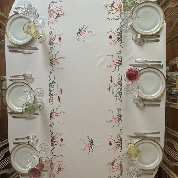 Une nappe d'exception mariant la pureté du blanc à la vivacité des broderies marines.