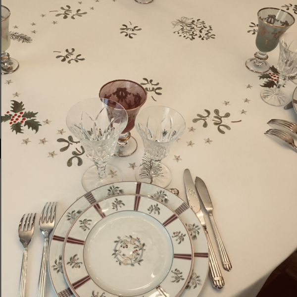 Une nappe de Noël brodée pour recevoir avec élégance pendant les fêtes.
