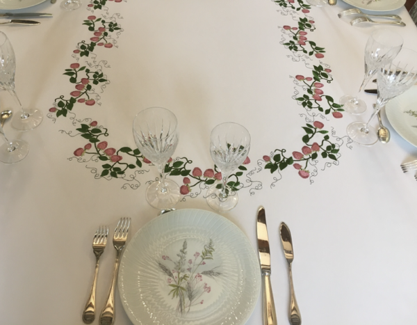 Détail des bouquets de fraises des bois et des prénoms brodés, entièrement personnalisés.