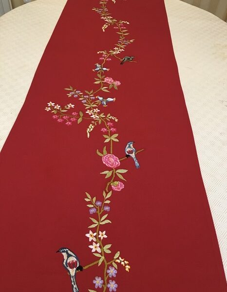Une guirlande fleurie inspirée des tapisseries du manoir, imaginée et entièrement brodée sur mesure