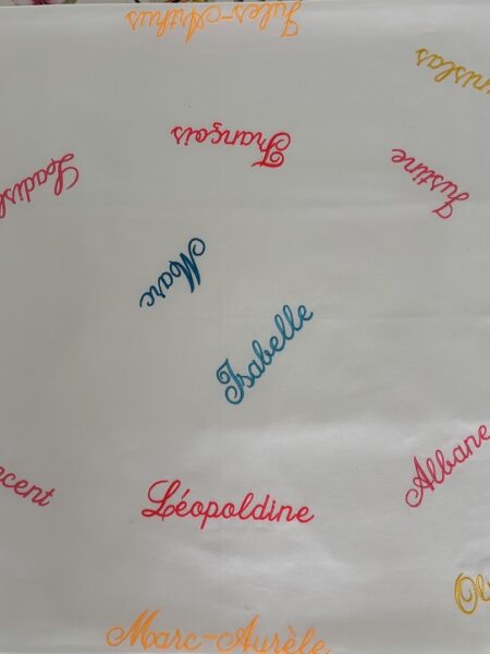 Une nappe personnalisée réunissant trois générations