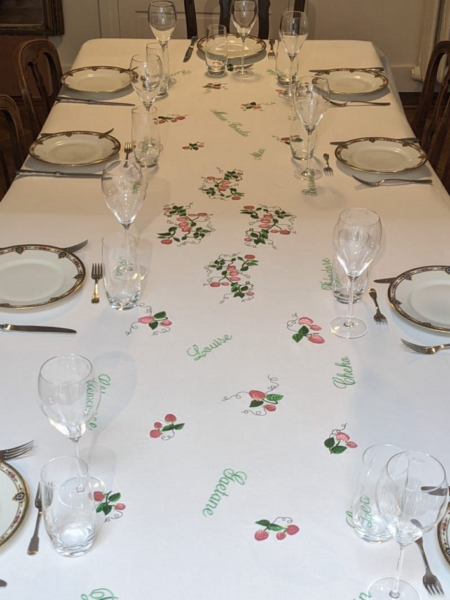 Broder l’histoirede famille : Nappe personnalisée aux fraises des bois.