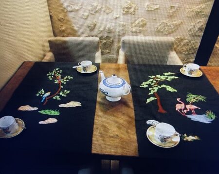 Chemins de Table Brodés Esprit Japonisant : Flamants Rose & Motifs Asiatique sur Mesure