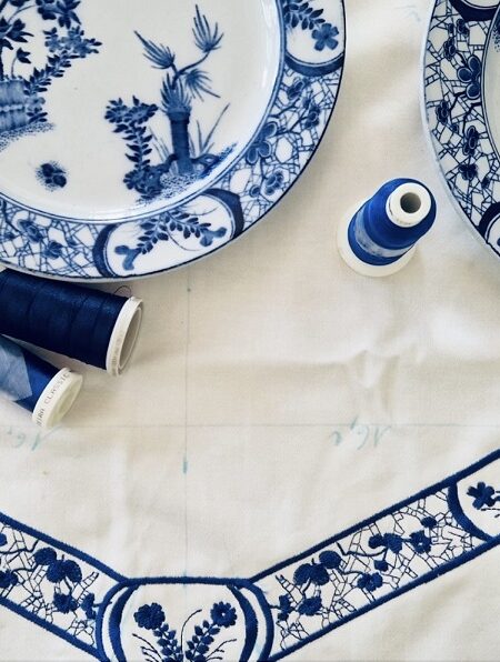 Nappe brodée inspirée du service de Monet : l&rsquo;élégance du bleu et du blanc
