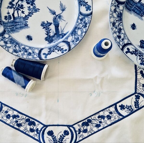 Une bordure florale bleue profond, fidèle à l'esprit du servie de table ancien.