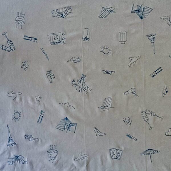 Une nappe de mariage personnalisée, composée de plus de 40 motifs qui racontent les passions et les souvenirs du couple 