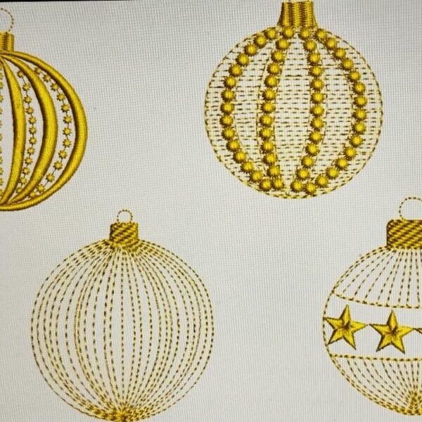 Quatre modèles de boules de Noël brodées en fil d'or, pour une décoration de table tout en finesse.